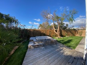 Création d'une terrasse en bois autour d'un jacuzzi Création d'une terrasse en bois autour d'un jacuzzi