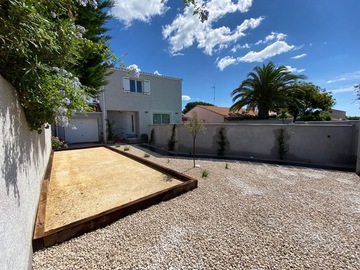 Terrain de pétanque dans un jardin